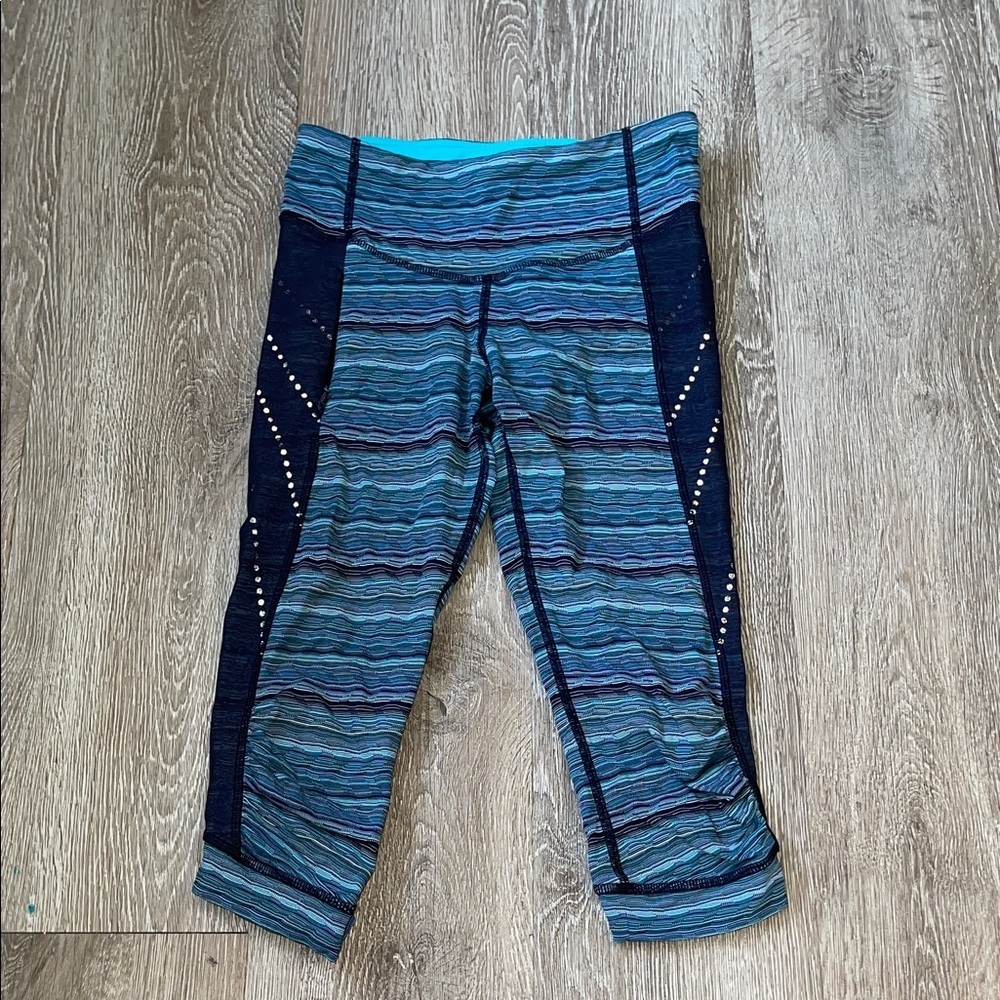 Lululemon workout yoga capri Blue Striped leggings size 4 athletic running gym